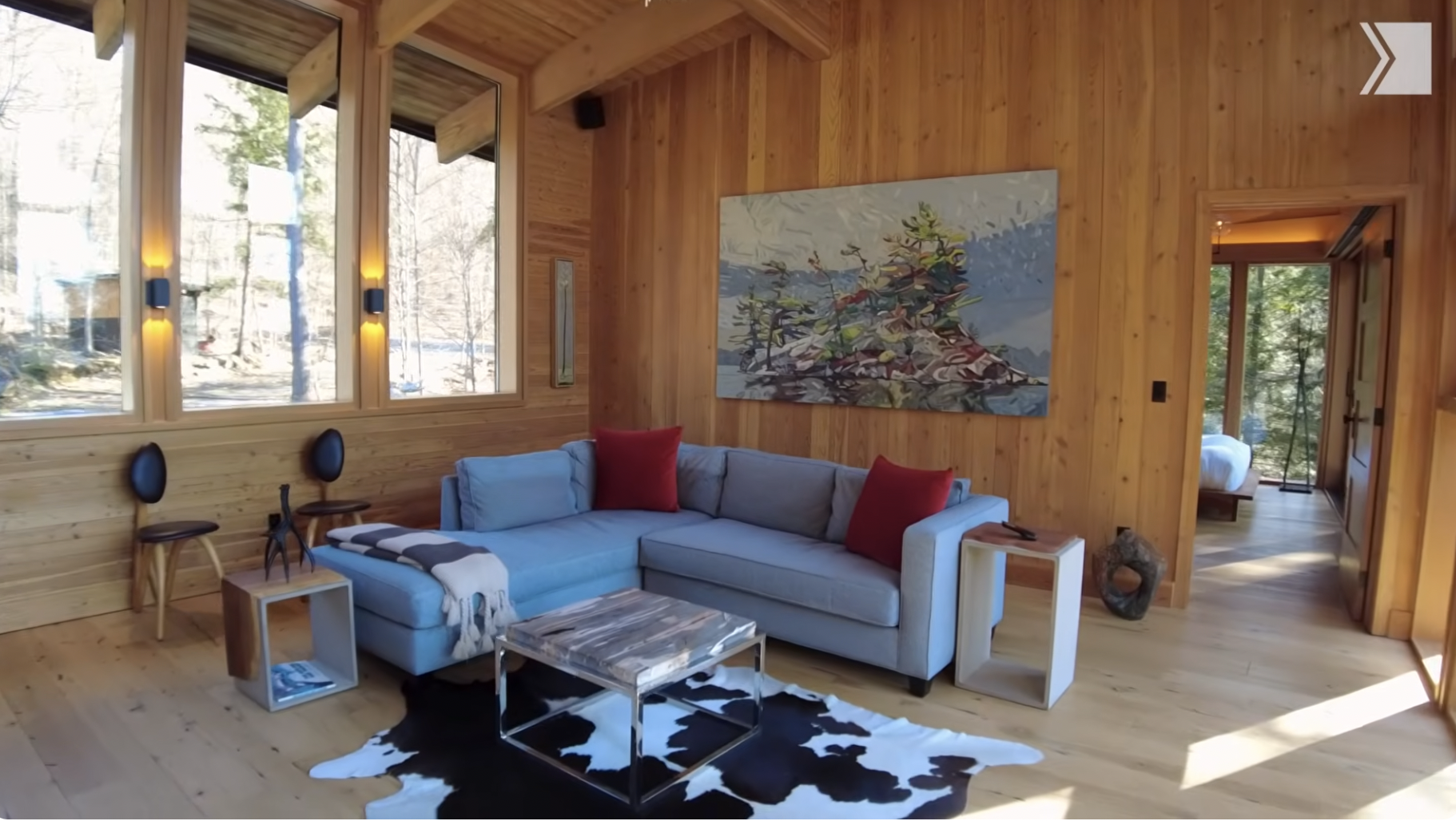 The living room of the cottage as featured by the Toronto Star | Source: youtube/torontostar