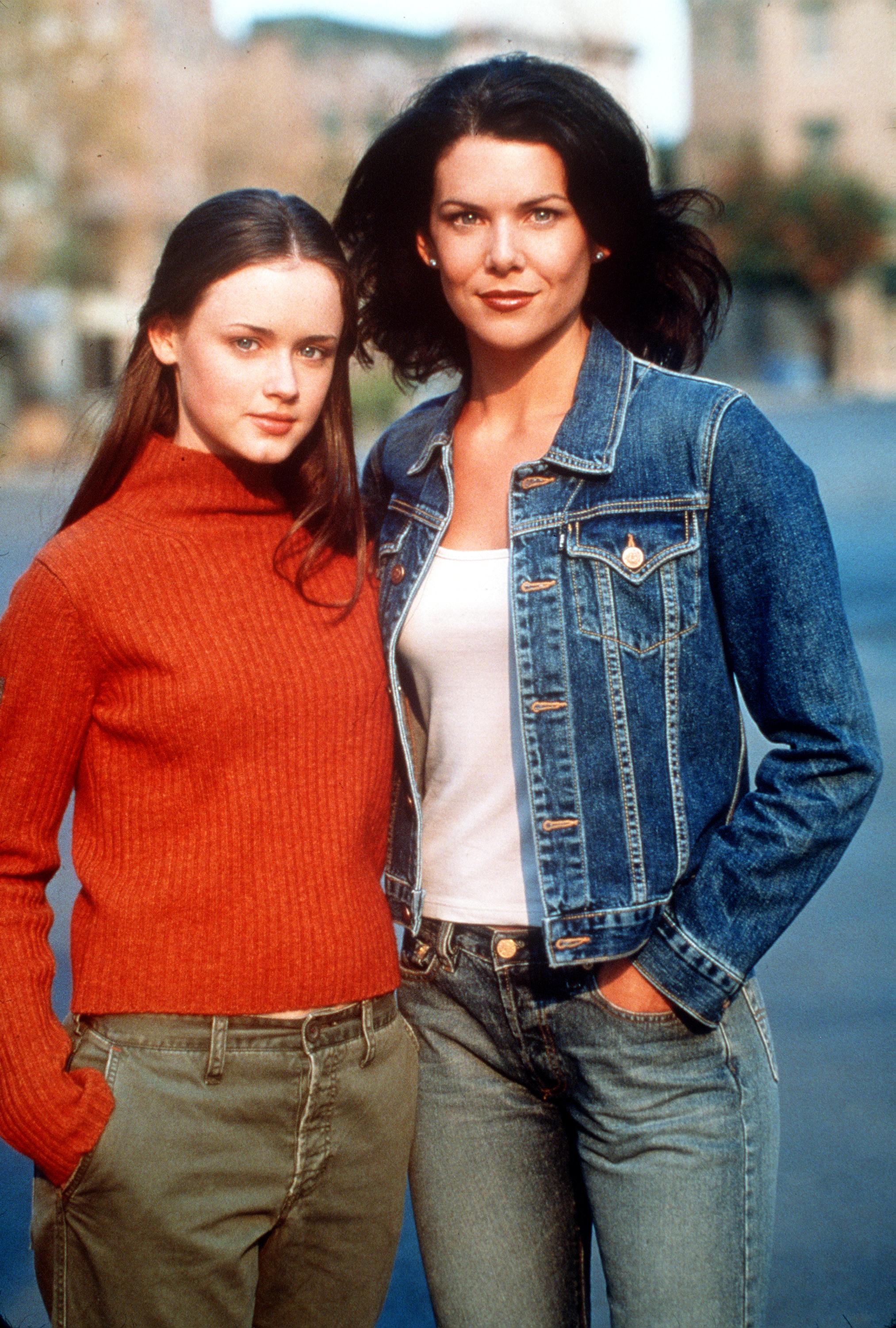 Alexis Bledel and Lauren Graham in the series "Gilmore Girls," 2000 | Source: Getty Images
