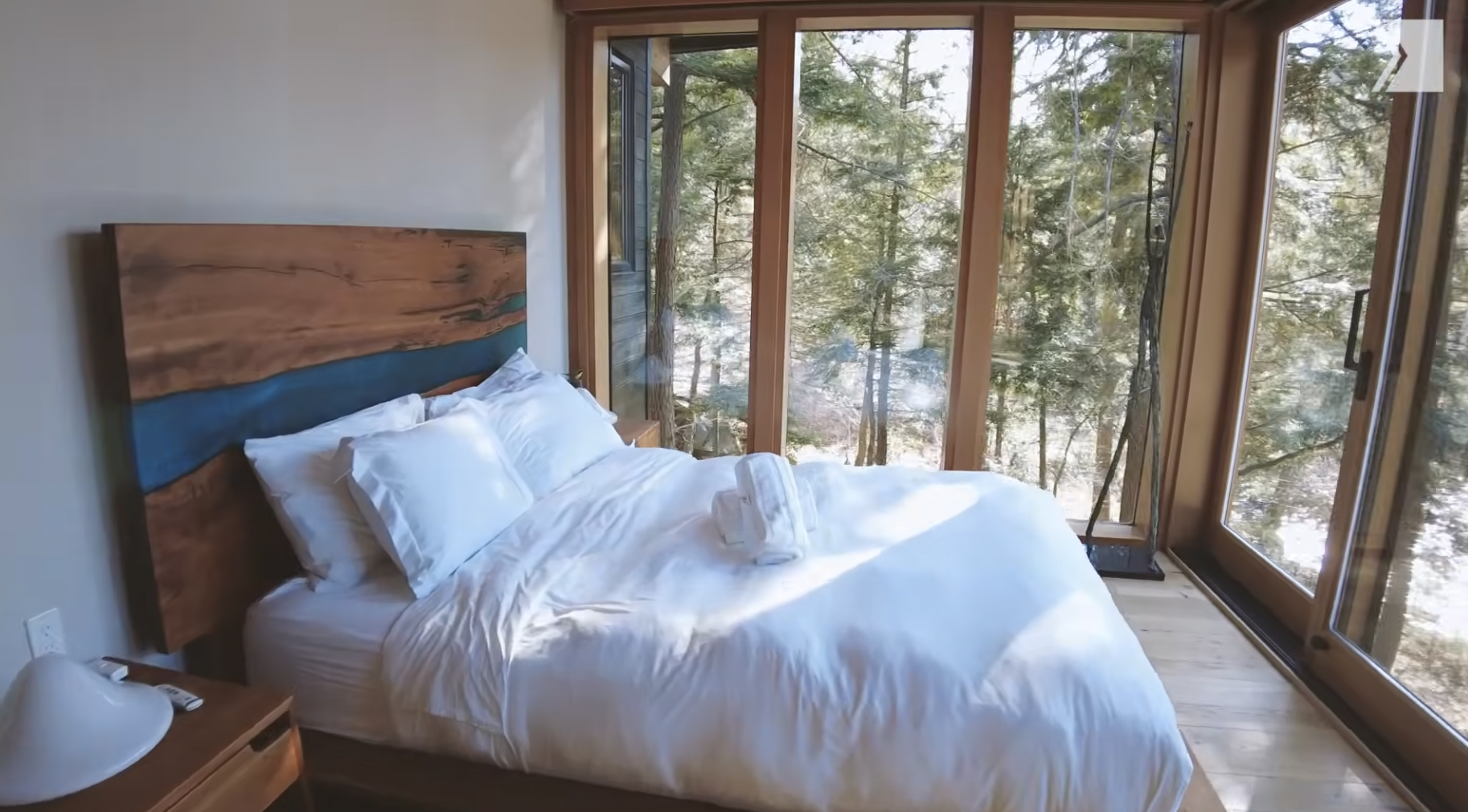 The cottage bedroom as featured by the Toronto Star | Source: youtube/torontostar