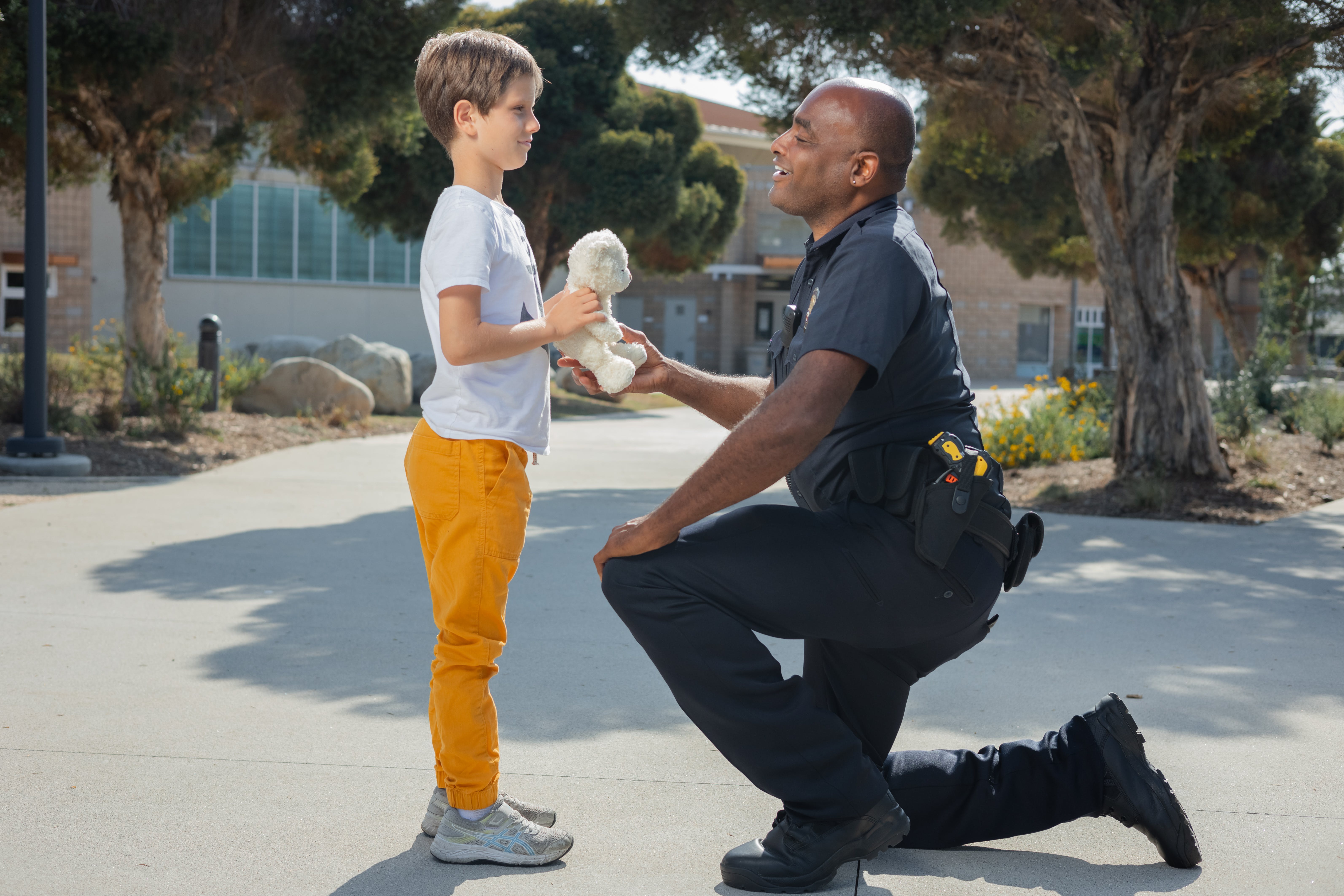 Police officer talks to 7 years old boy | Source: Pexels.com