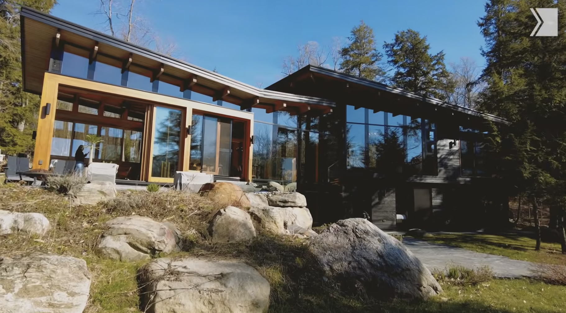 The facade of Dr. Michael Kutryk's lakeside Muskoka cottage as featured by the Toronto Star | Source: youtube/torontostar